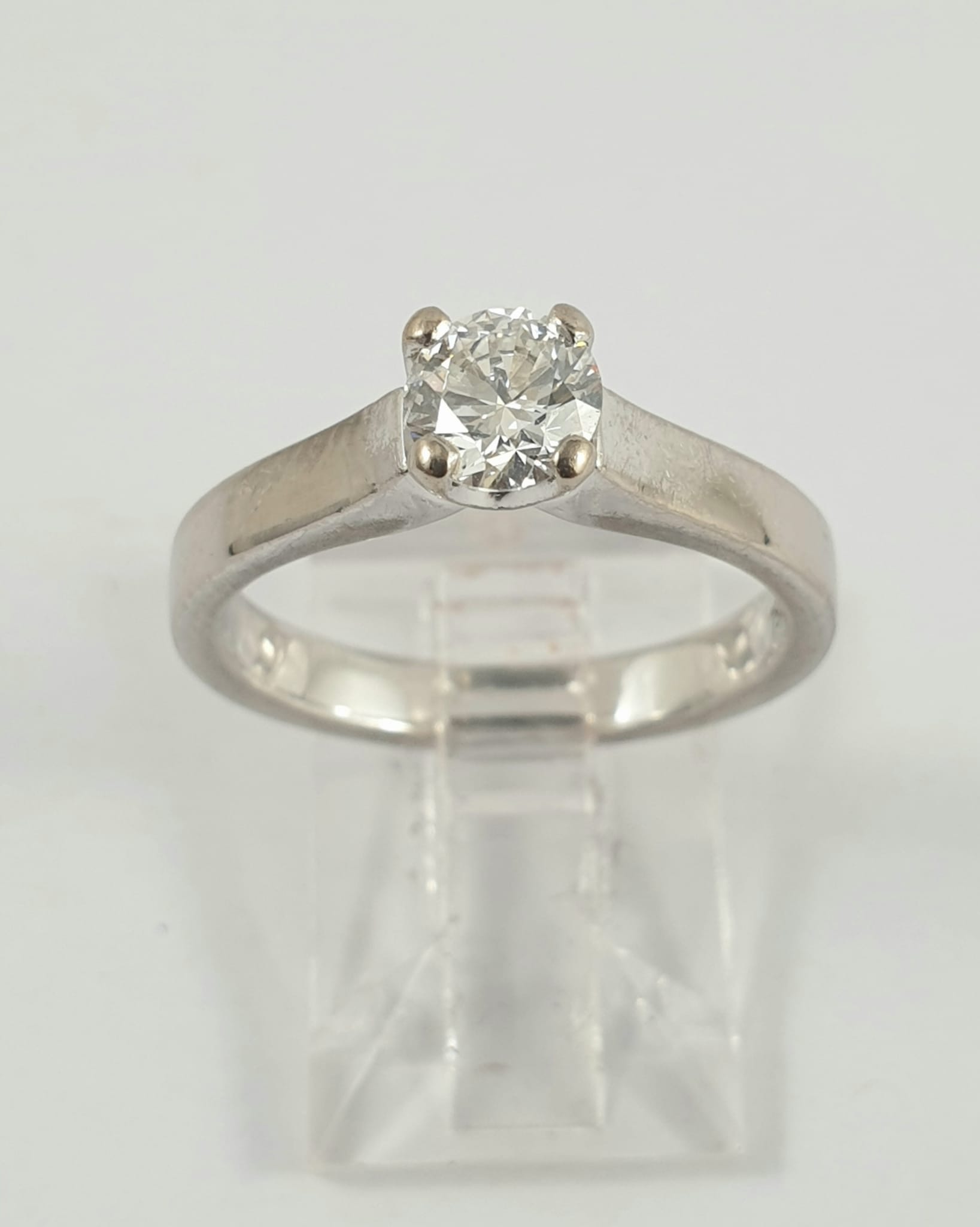 18CT WHITE GOLD SOLITAIRE RING SET WITH A 0.53CT DIAMOND