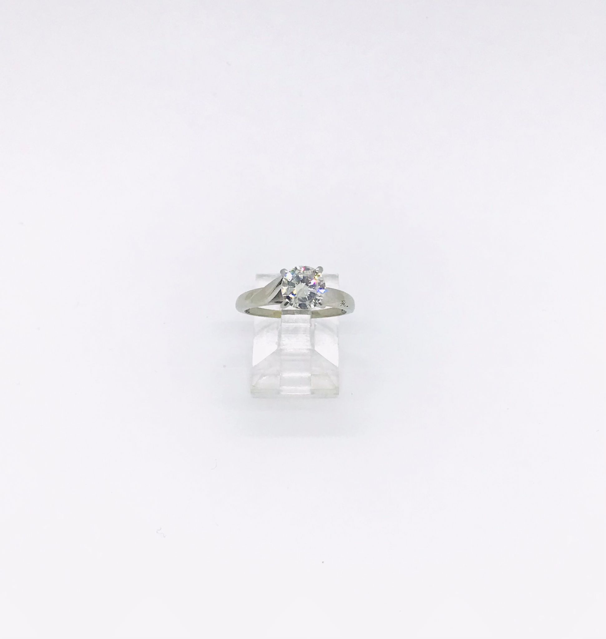 18CT WHITE GOLD AND PLATINUM DIAMOND SOLITAIRE RING