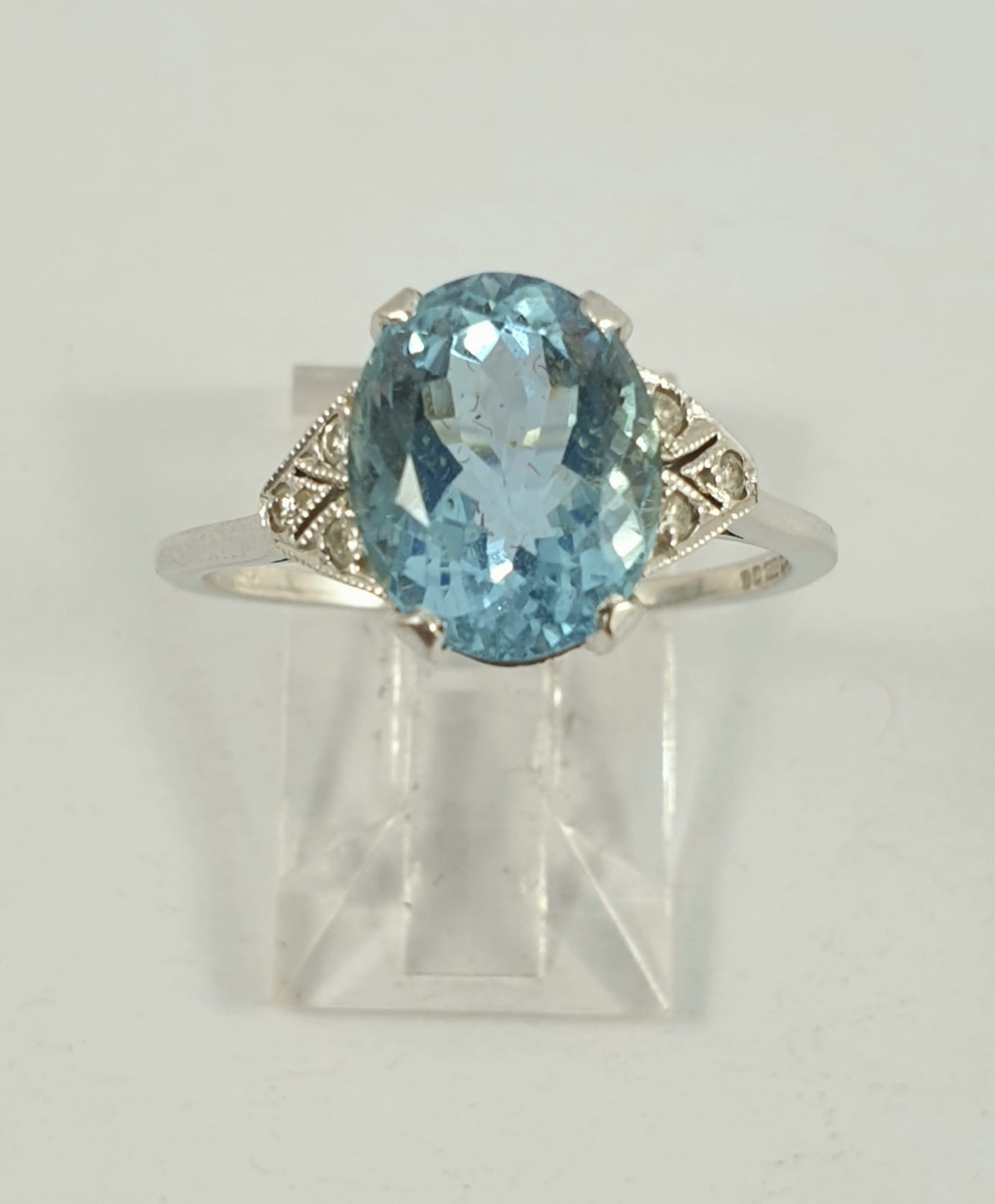 18CT WHITE GOLD RING SET WITH AN OVAL MIXED CUT NATURAL 2.82CT AQUAMARINE